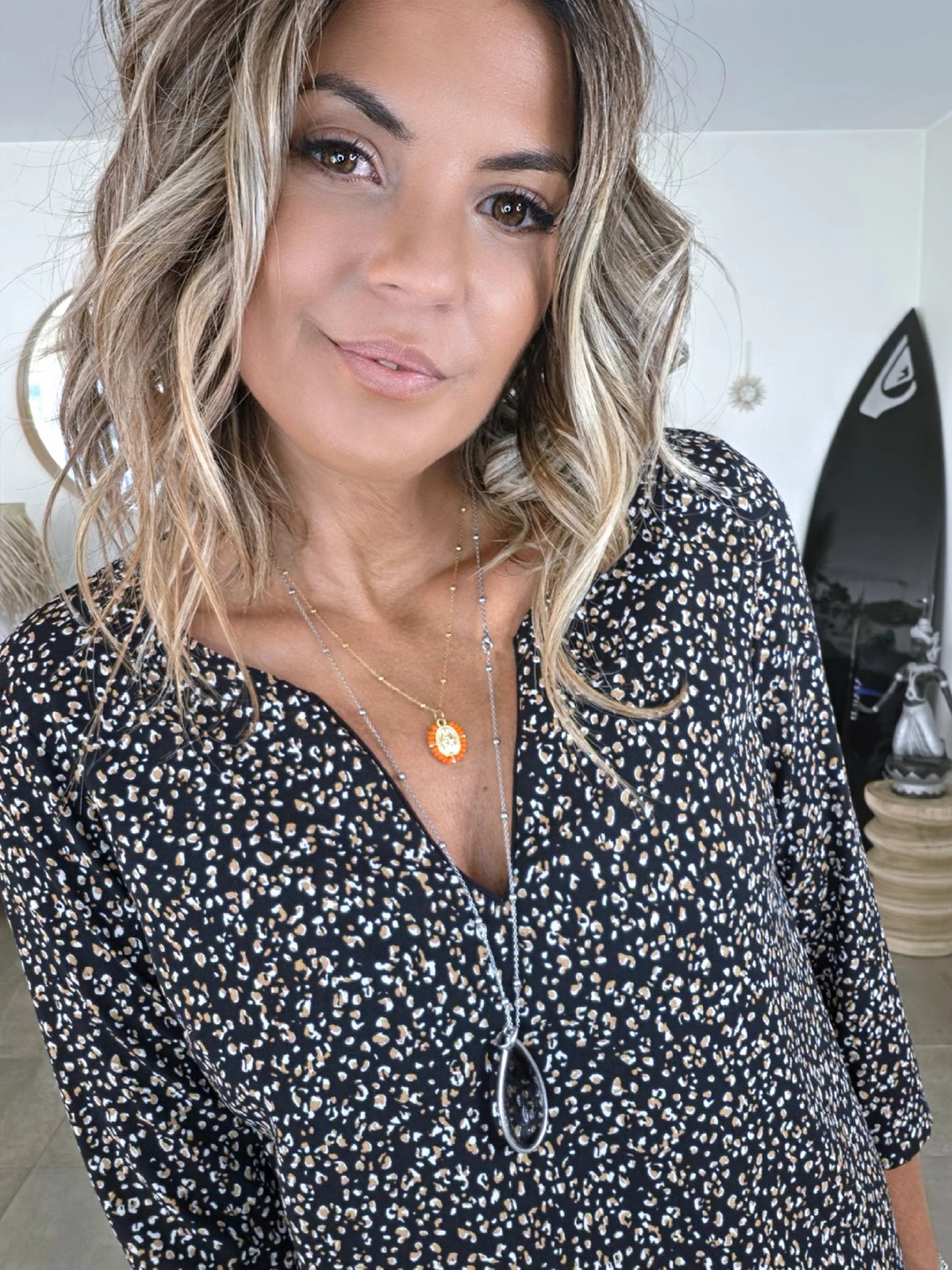 Robe à imprimé noir et marron cognac