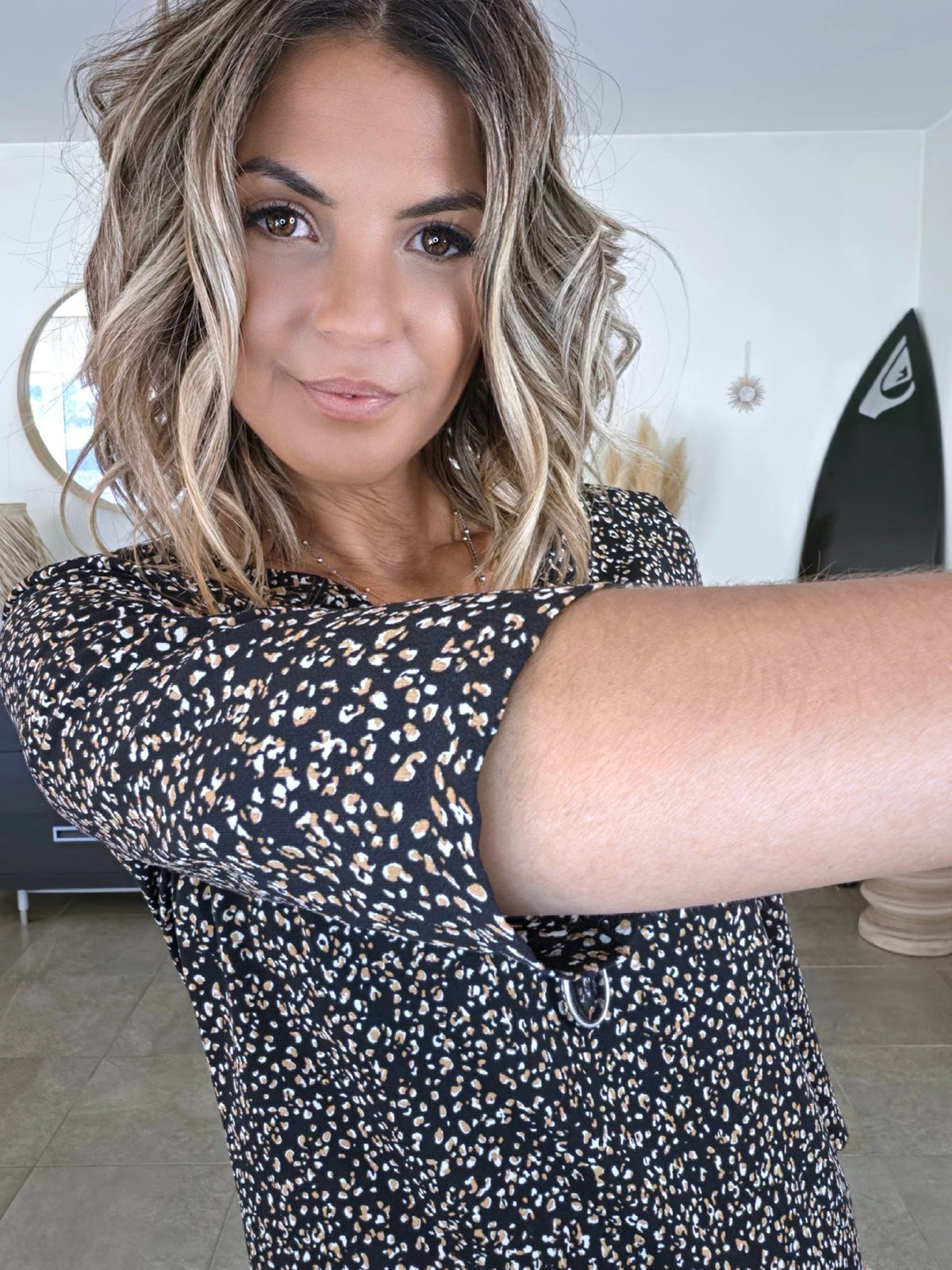 Robe à imprimé noir et marron cognac