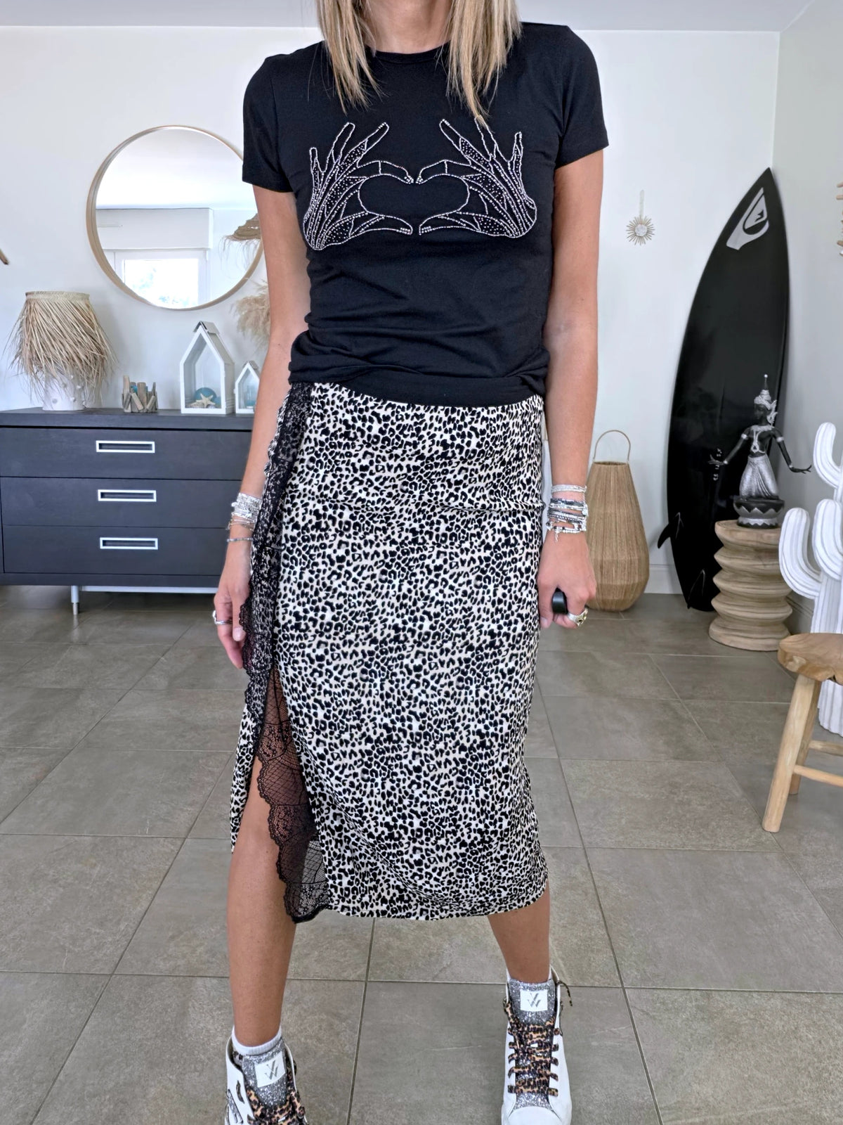 T-shirt noir muni de perles bijoux