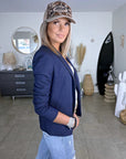 Veste chic et cintrée bleu marine à fines rayures - 𝐌𝐚𝐫𝐢𝐧𝐚𝟒𝟒𝐟𝐚𝐦𝐢𝐥𝐲
