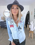 Chemise en jean customisée