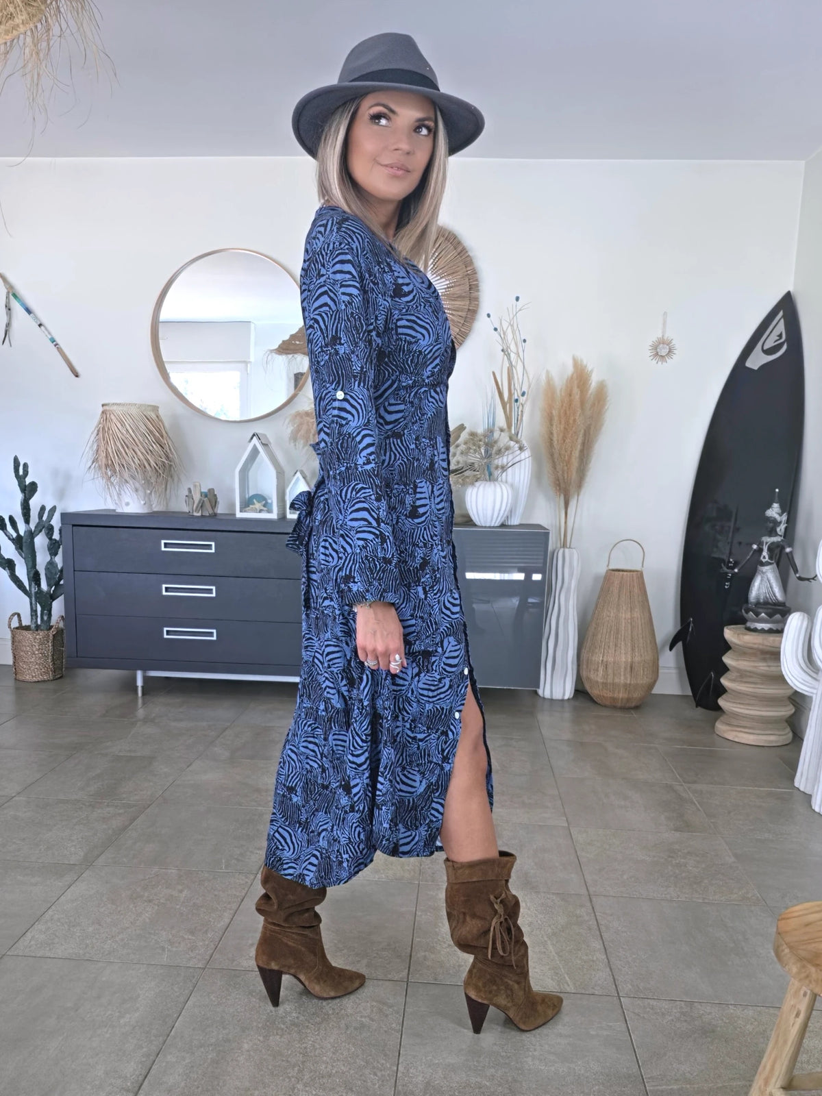 Robe longue bleue à imprimé noir