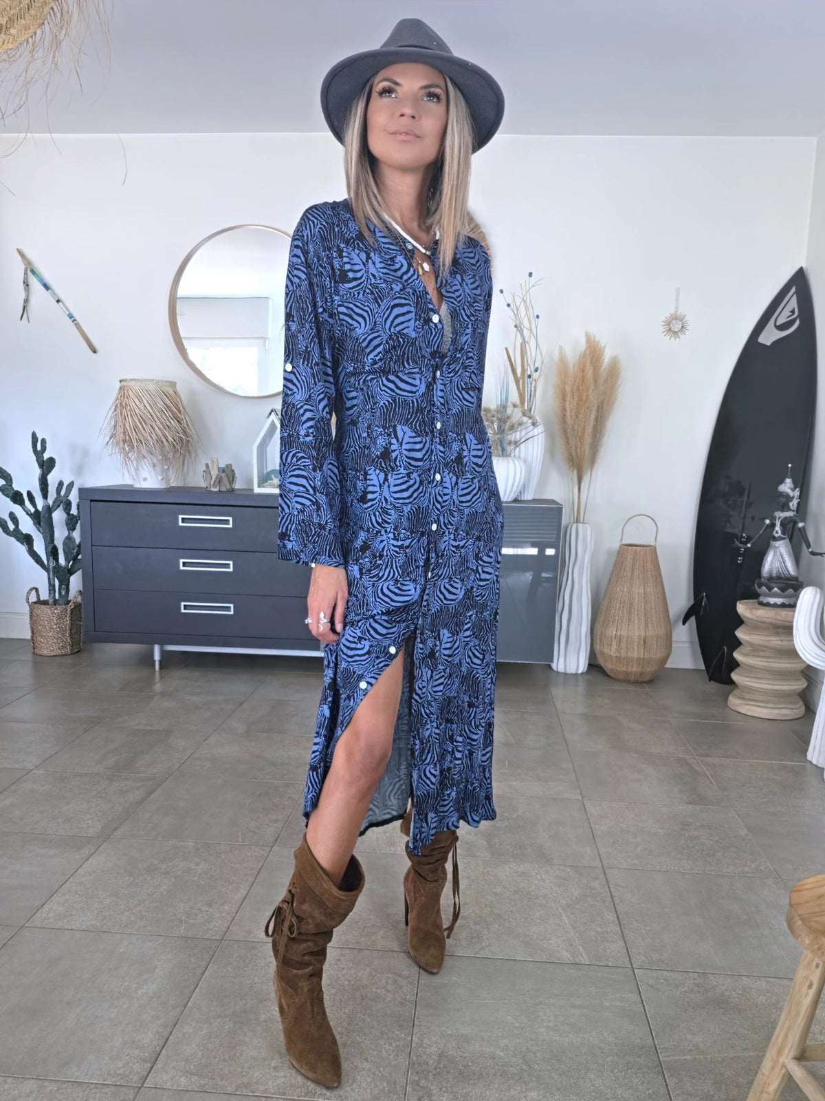 Robe longue bleue à imprimé noir
