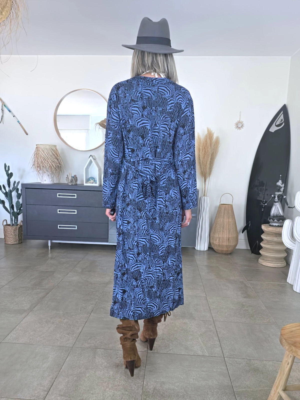 Robe longue bleue à imprimé noir