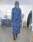 Robe longue bleue à imprimé noir