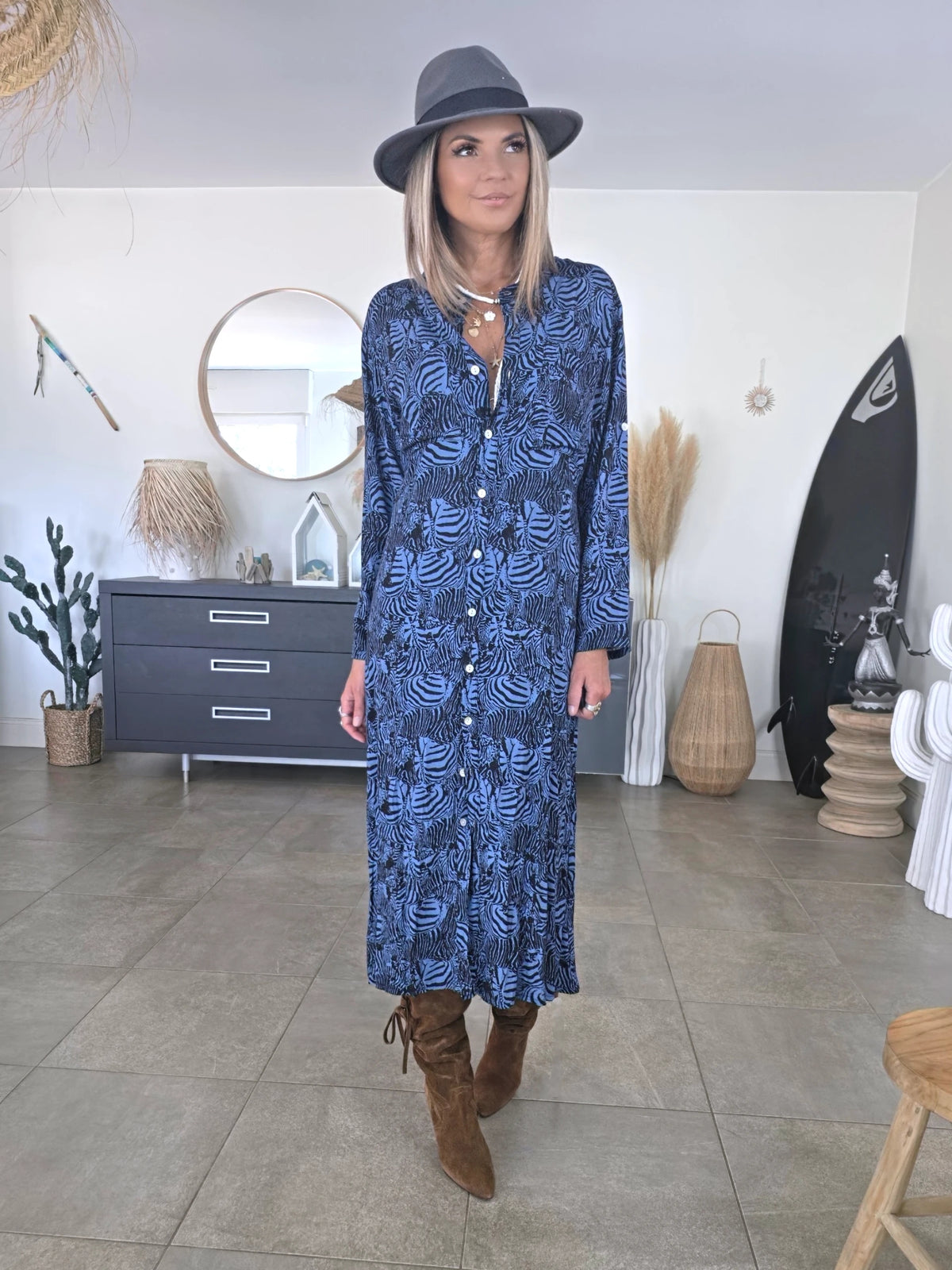Robe longue bleue à imprimé noir