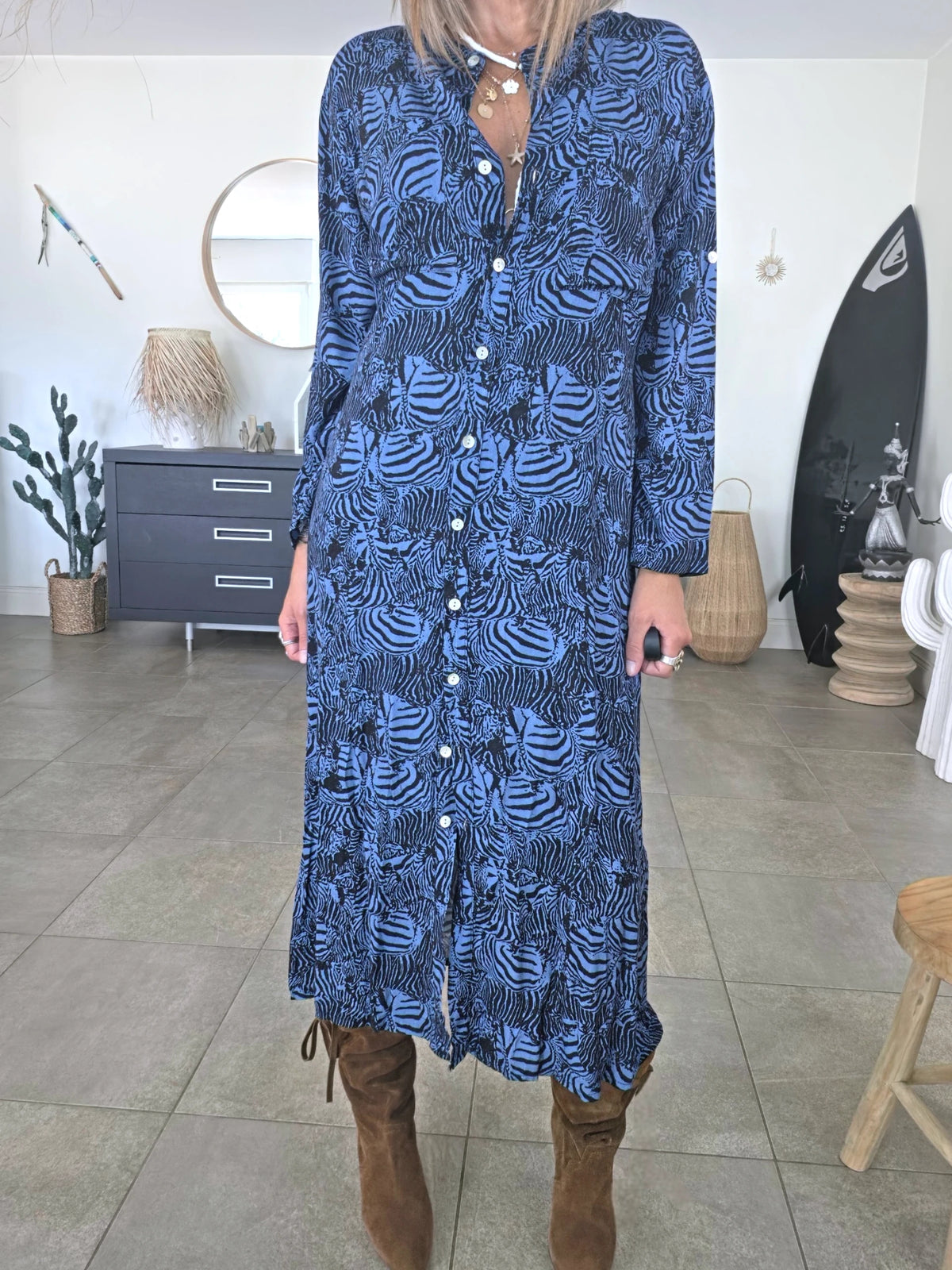 Robe longue bleue à imprimé noir