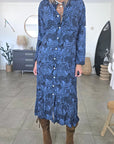 Robe longue bleue à imprimé noir