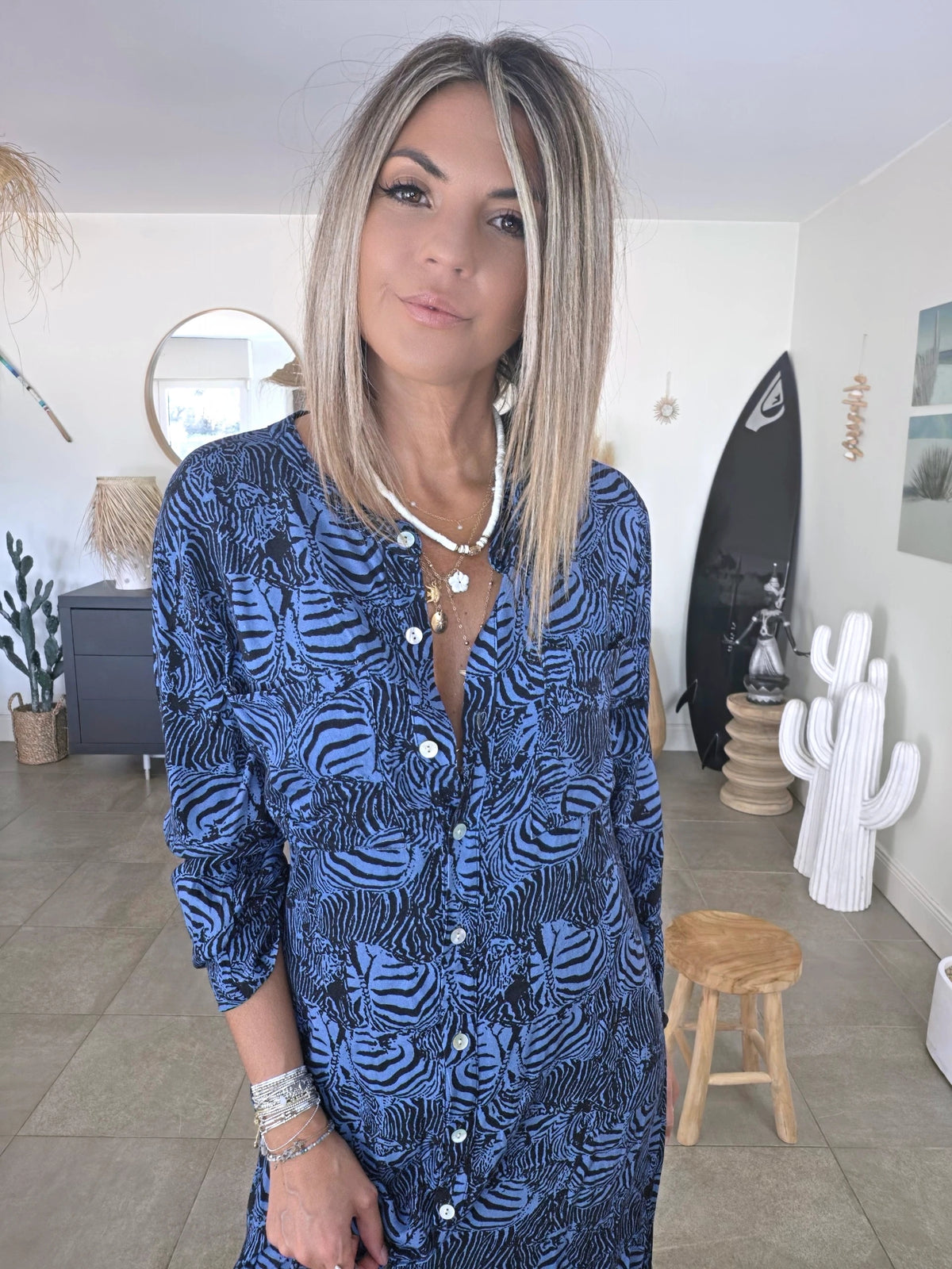 Robe longue bleue à imprimé noir