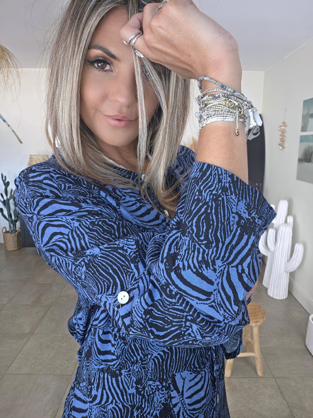Robe longue bleue à imprimé noir