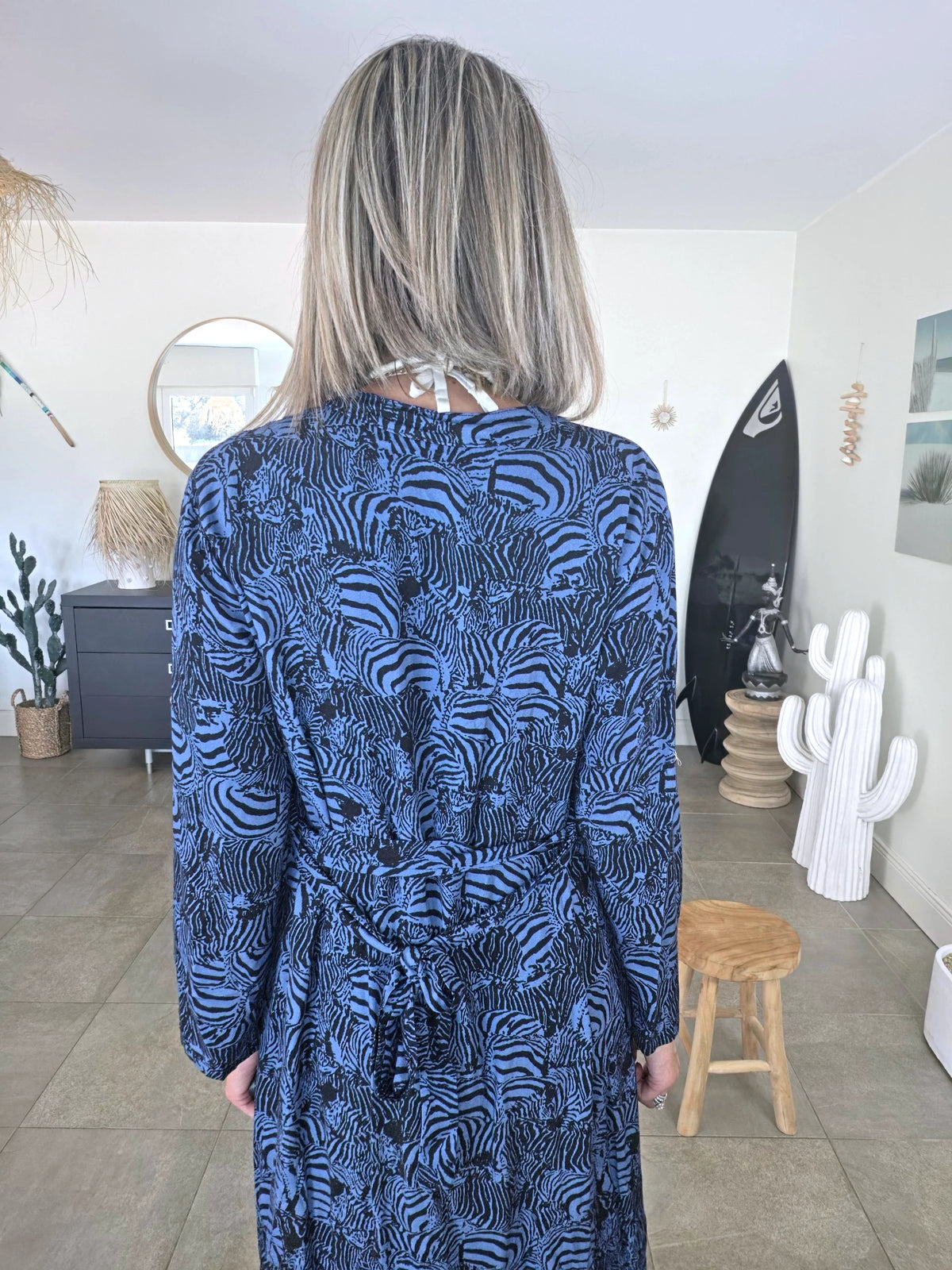 Robe longue bleue à imprimé noir