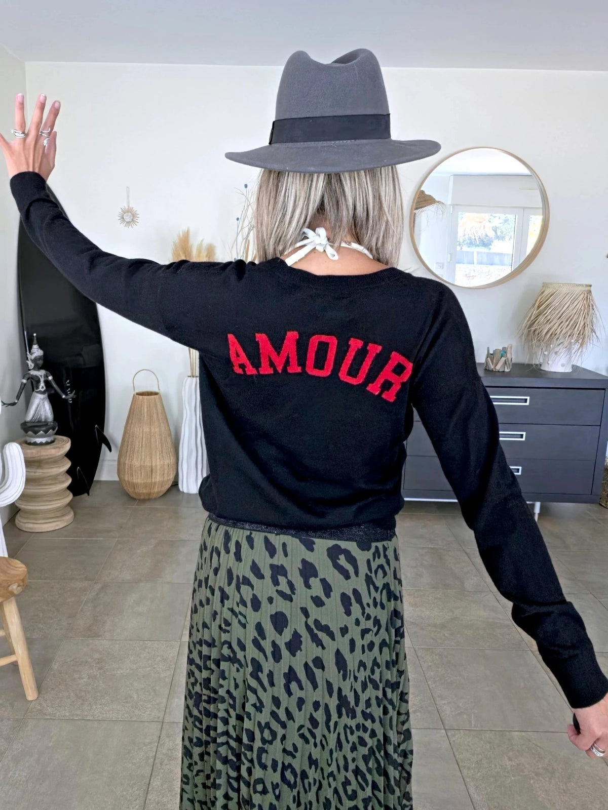 Pull noir inscription dos amour en rouge - 𝐌𝐚𝐫𝐢𝐧𝐚𝟒𝟒𝐟𝐚𝐦𝐢𝐥𝐲