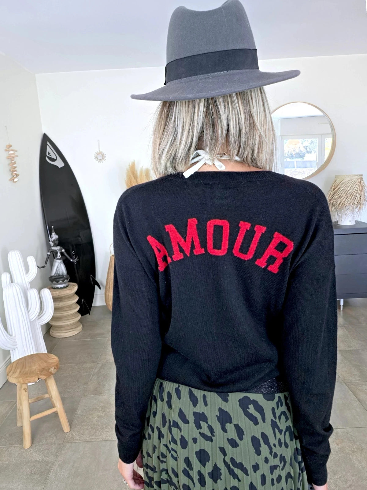 Pull noir inscription dos amour en rouge - 𝐌𝐚𝐫𝐢𝐧𝐚𝟒𝟒𝐟𝐚𝐦𝐢𝐥𝐲