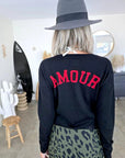 Pull noir inscription dos amour en rouge - 𝐌𝐚𝐫𝐢𝐧𝐚𝟒𝟒𝐟𝐚𝐦𝐢𝐥𝐲