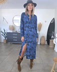 Robe longue bleue à imprimé noir