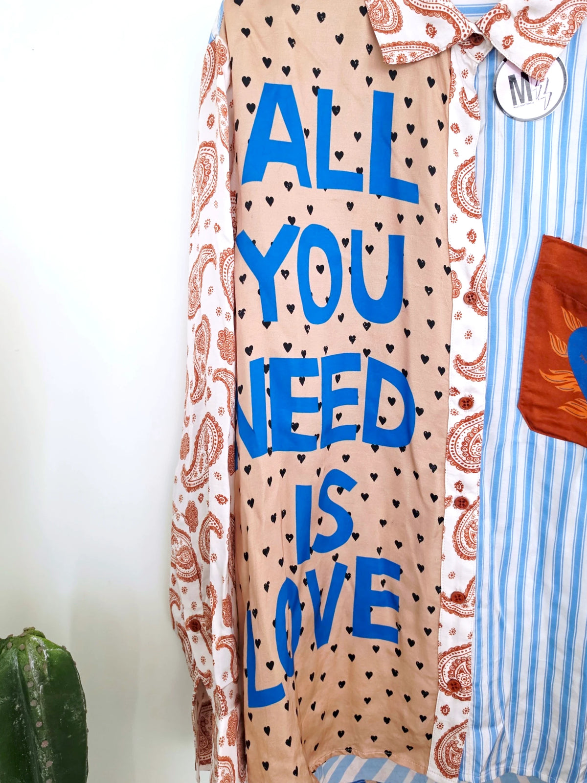 Chemise beige à imprimé et inscriptions
