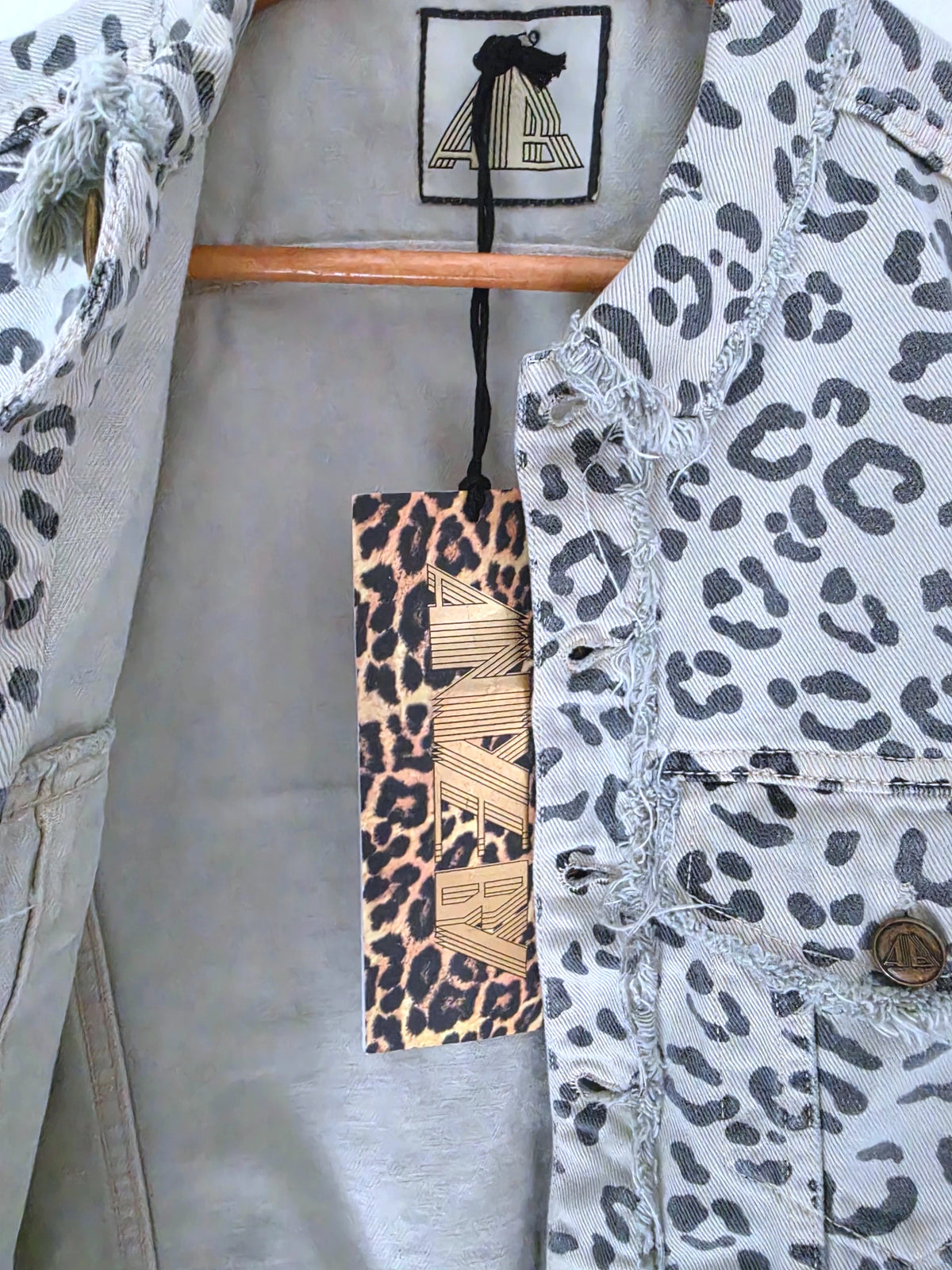 Veste en coton jean imprimé léopard - 𝐌𝐚𝐫𝐢𝐧𝐚𝟒𝟒𝐟𝐚𝐦𝐢𝐥𝐲