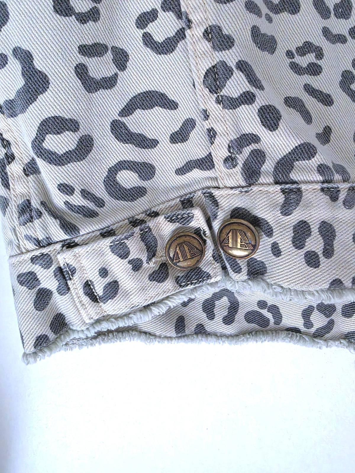 Veste en coton jean imprimé léopard - 𝐌𝐚𝐫𝐢𝐧𝐚𝟒𝟒𝐟𝐚𝐦𝐢𝐥𝐲