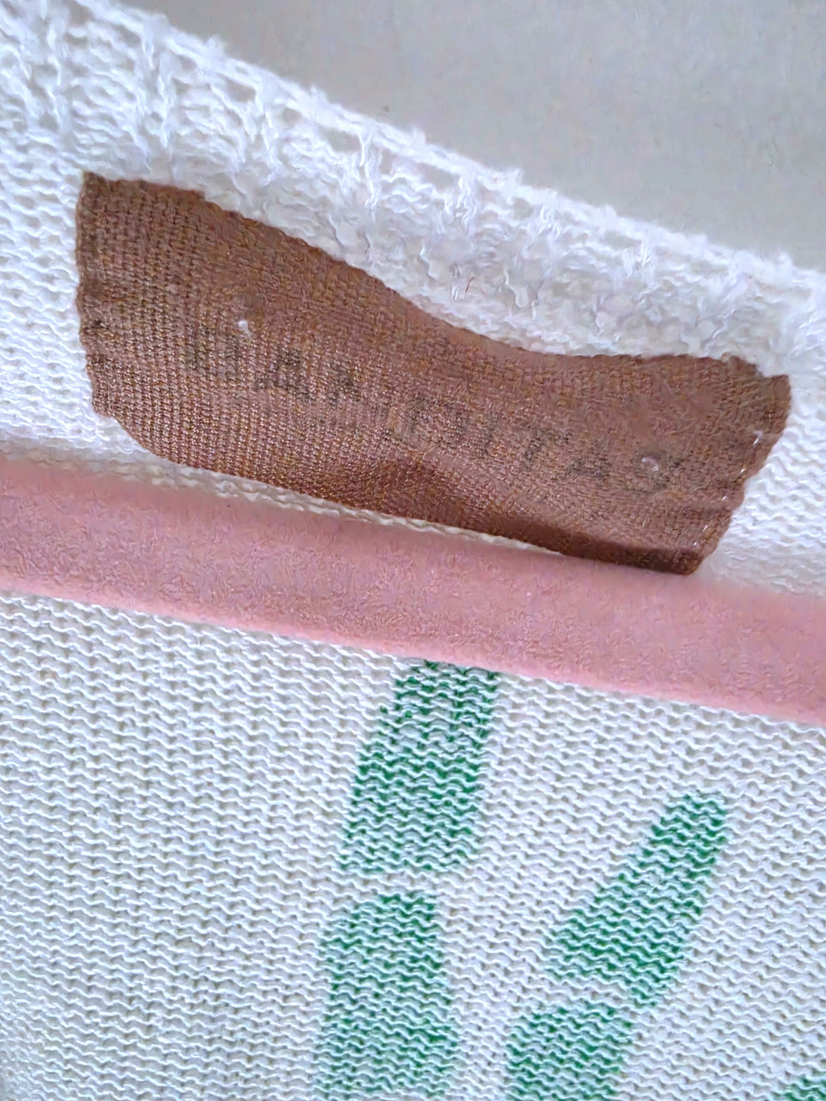 Pull blanc cassé à inscriptions au dos vert vif - 𝐌𝐚𝐫𝐢𝐧𝐚𝟒𝟒𝐟𝐚𝐦𝐢𝐥𝐲