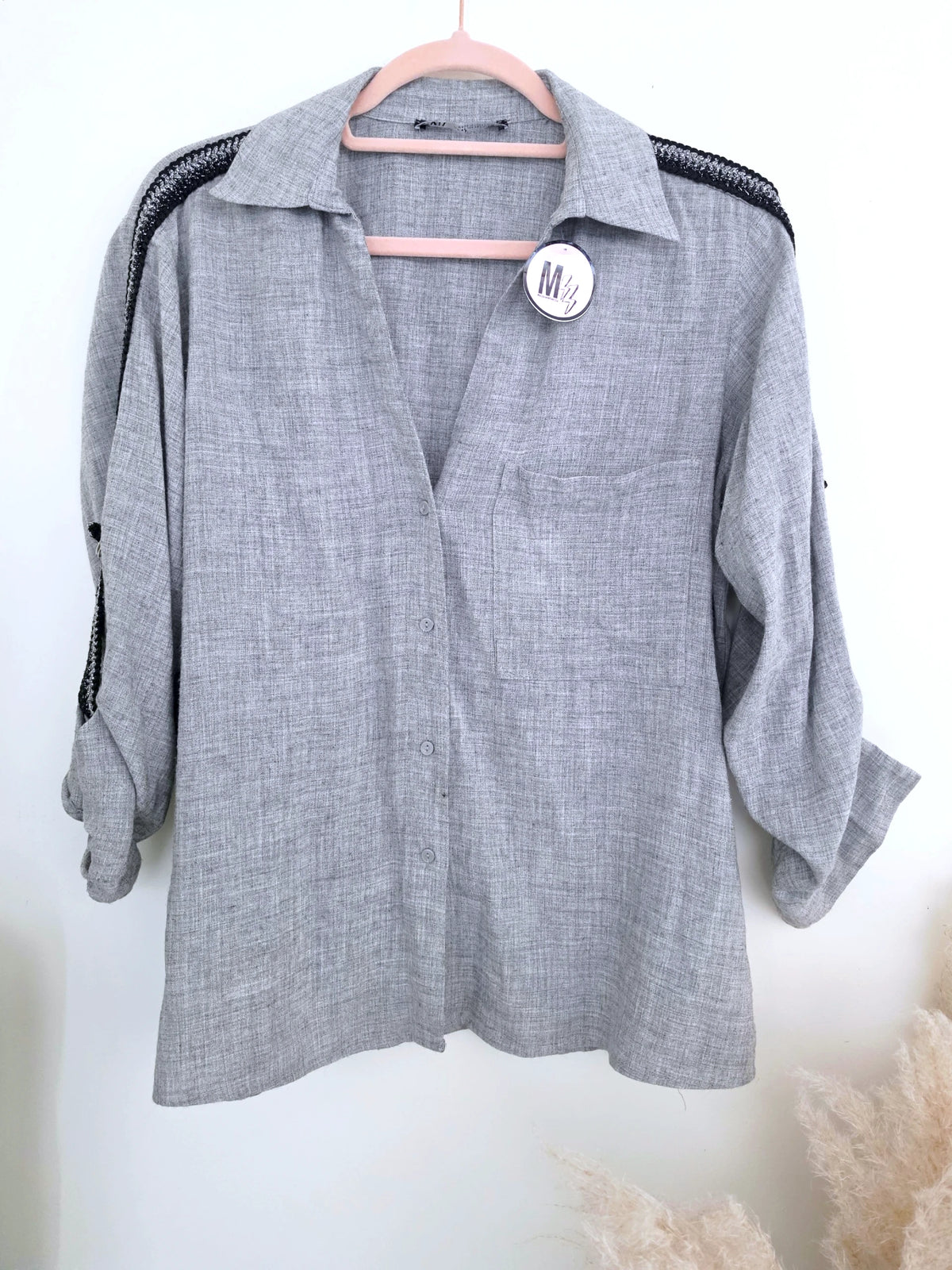 Chemise grise à bandes latérales