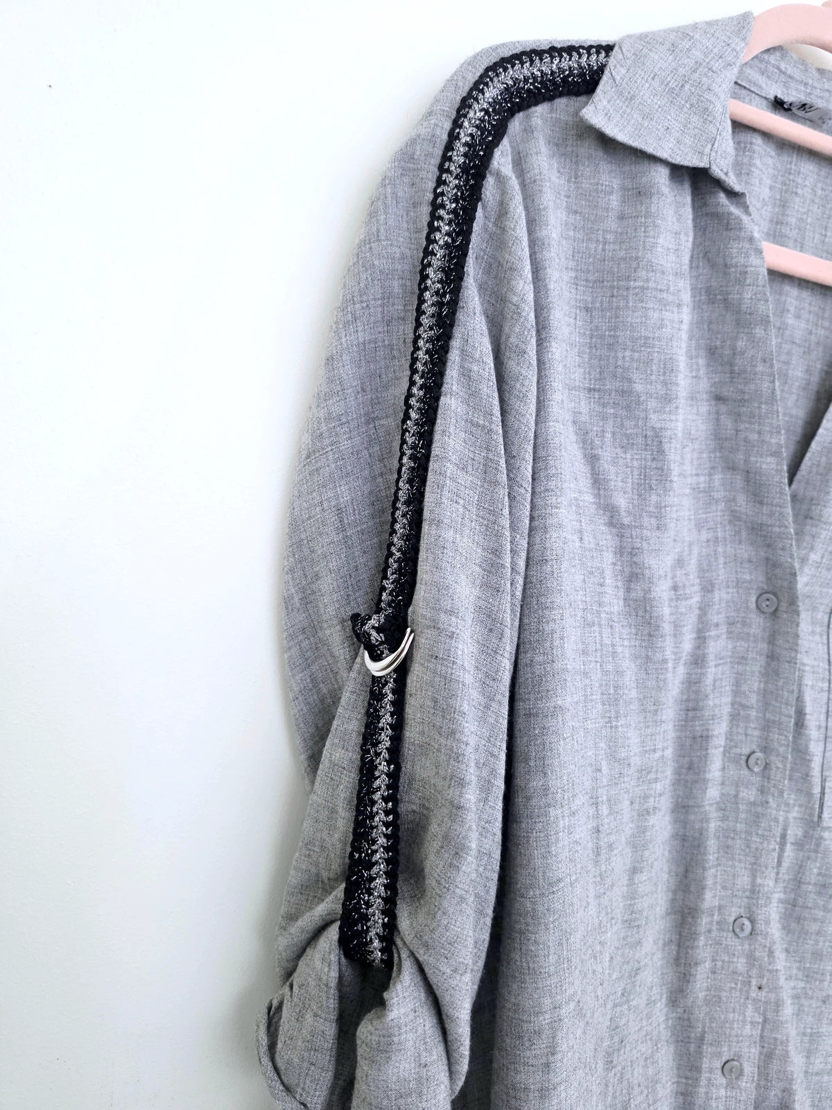 Chemise grise à bandes latérales