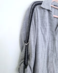 Chemise grise à bandes latérales