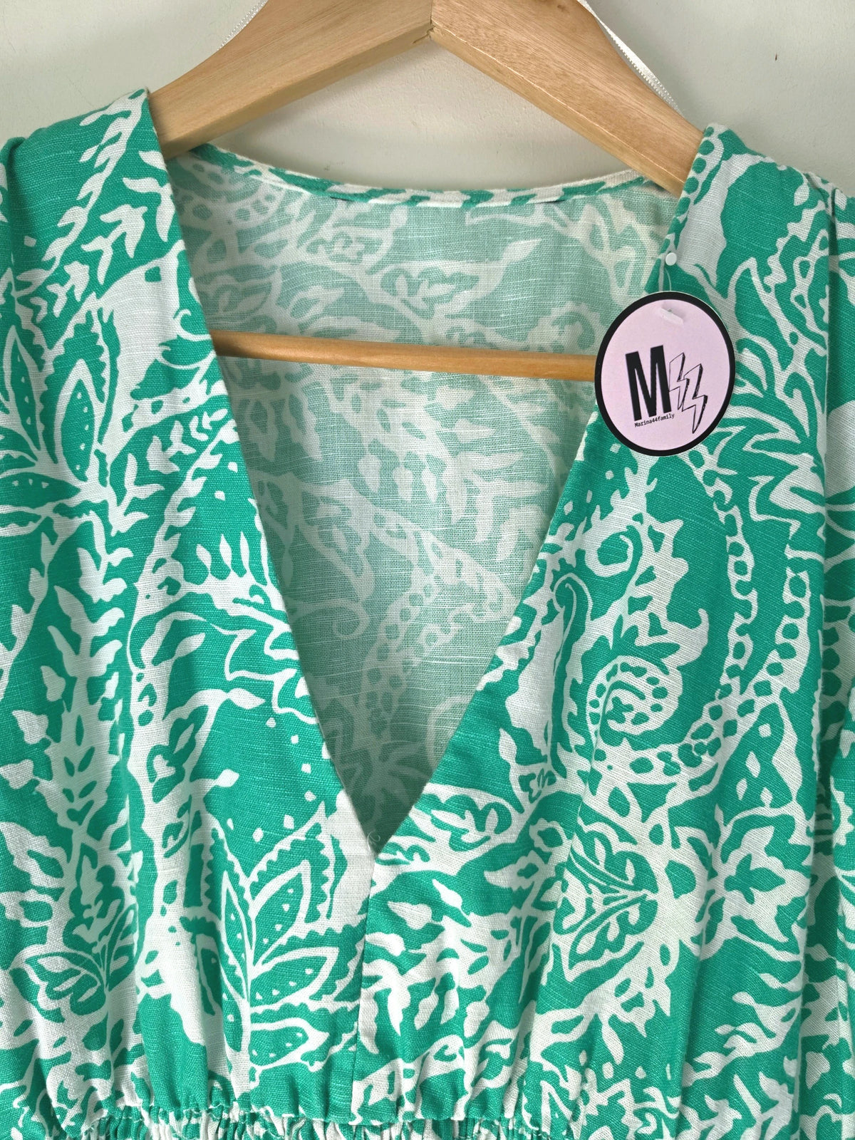 Robe blanche à imprimé vert vif - 𝐌𝐚𝐫𝐢𝐧𝐚𝟒𝟒𝐟𝐚𝐦𝐢𝐥𝐲