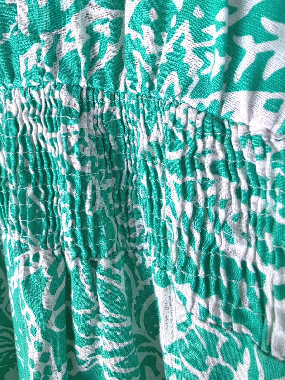 Robe blanche à imprimé vert vif - 𝐌𝐚𝐫𝐢𝐧𝐚𝟒𝟒𝐟𝐚𝐦𝐢𝐥𝐲