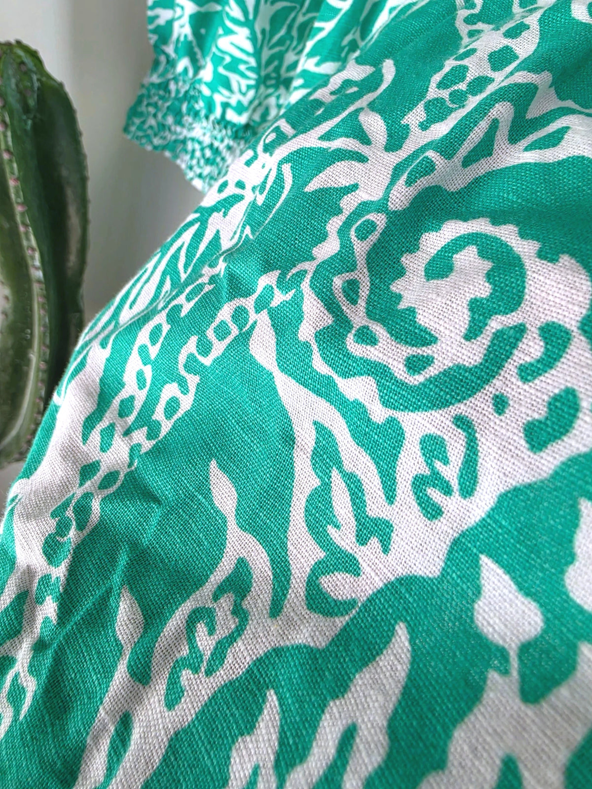 Robe blanche à imprimé vert vif - 𝐌𝐚𝐫𝐢𝐧𝐚𝟒𝟒𝐟𝐚𝐦𝐢𝐥𝐲