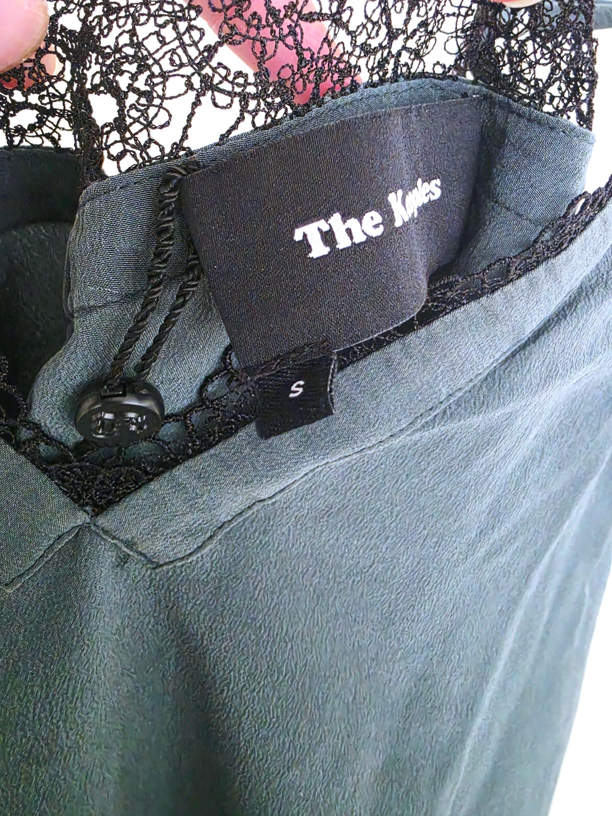 Débardeur vert à bordure en dentelle noire