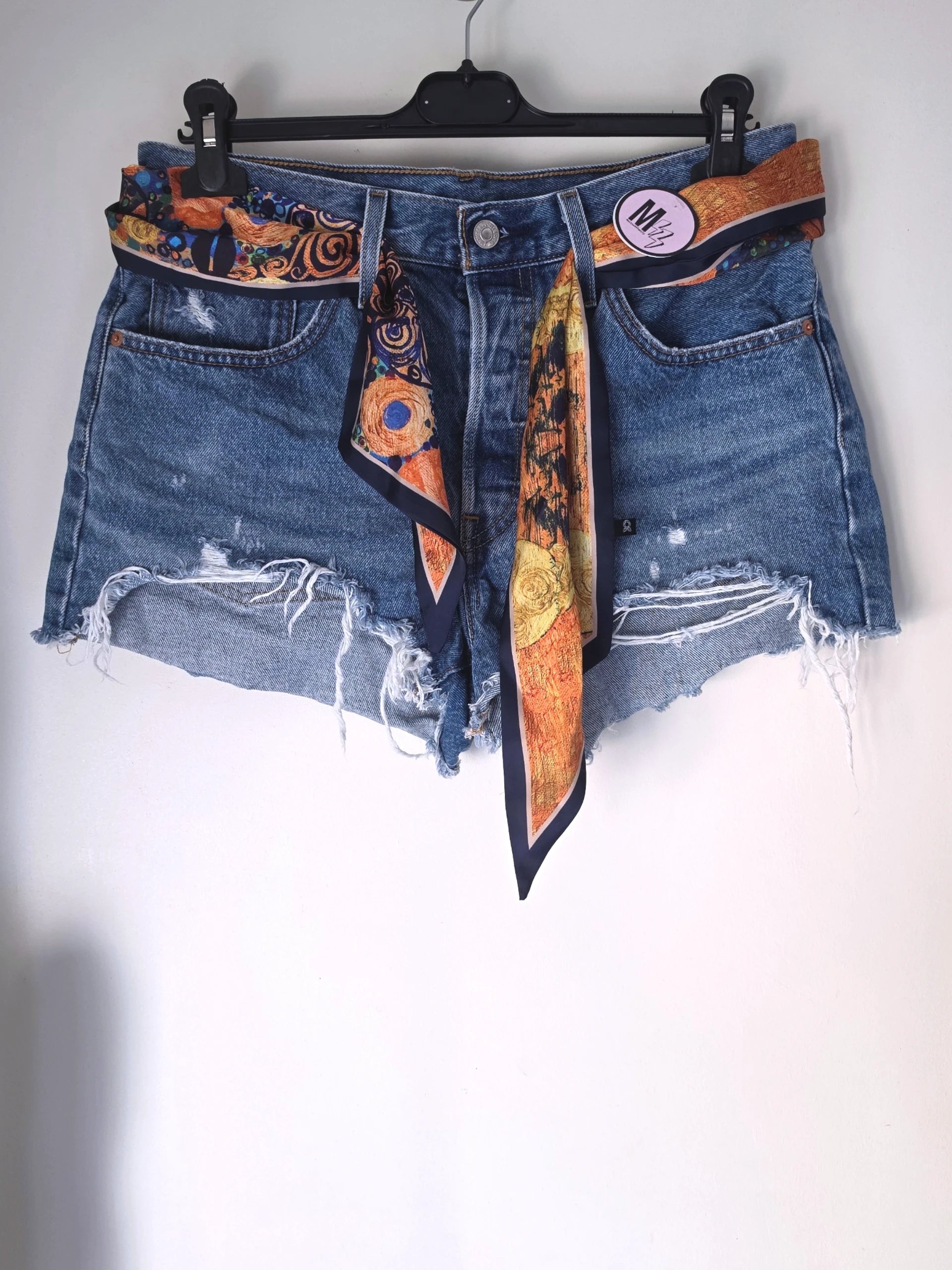 Short bleu destroy Levi's + ceinture tissu