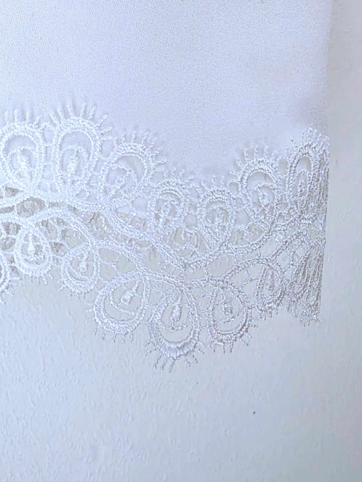 Débardeur blanc à bordures en dentelle
