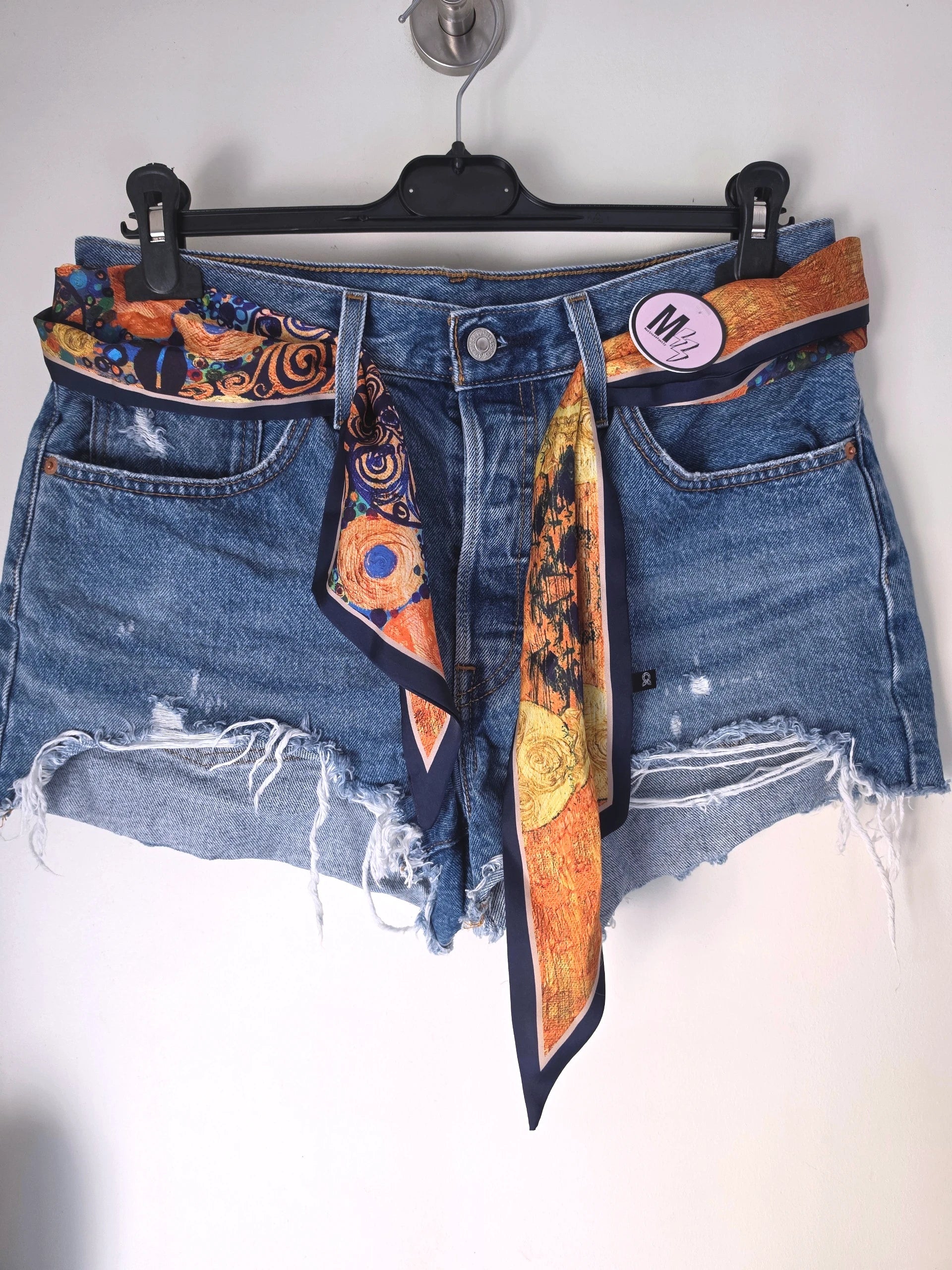 Short bleu destroy Levi's + ceinture tissu