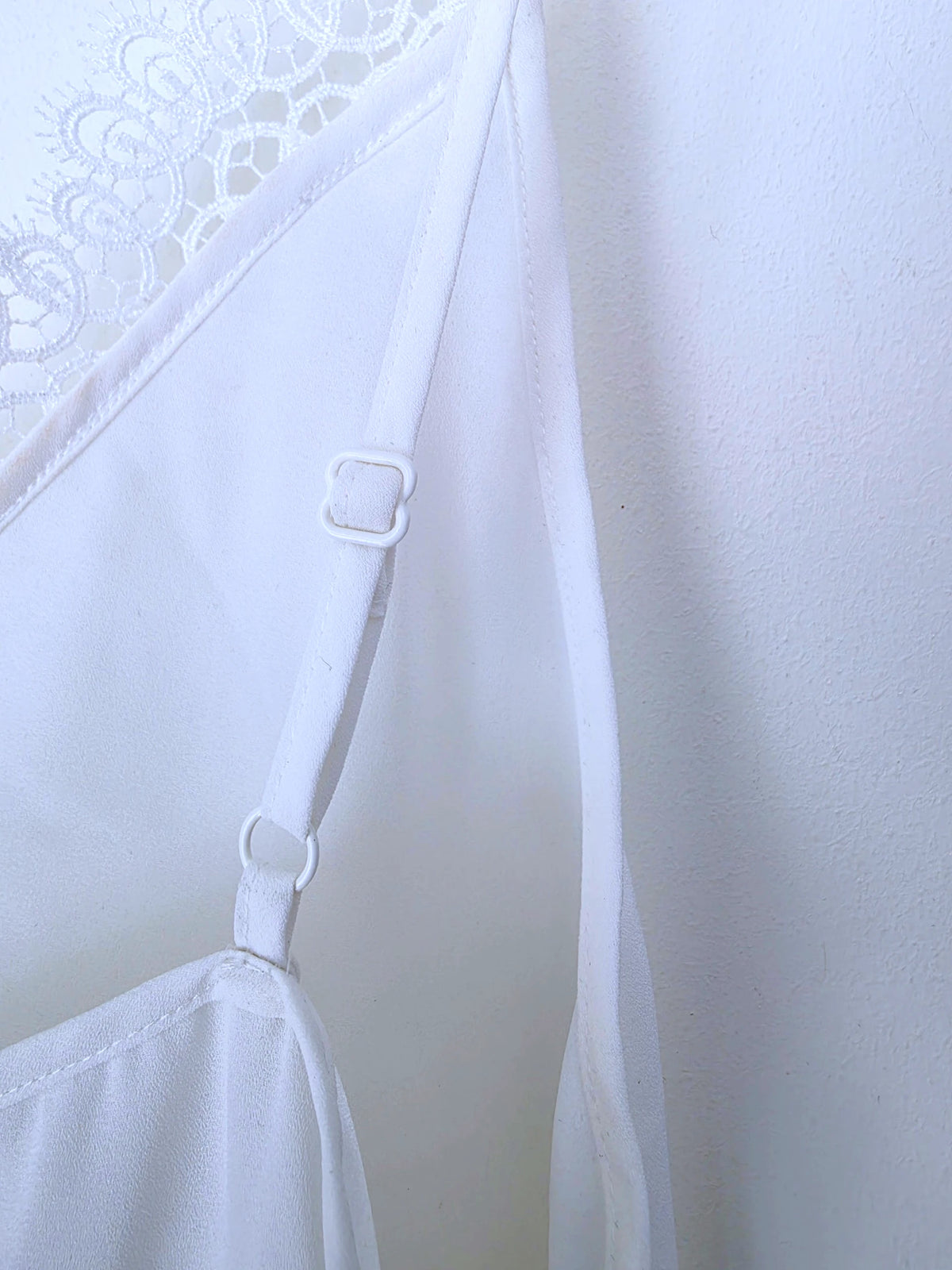 Débardeur blanc à bordures en dentelle