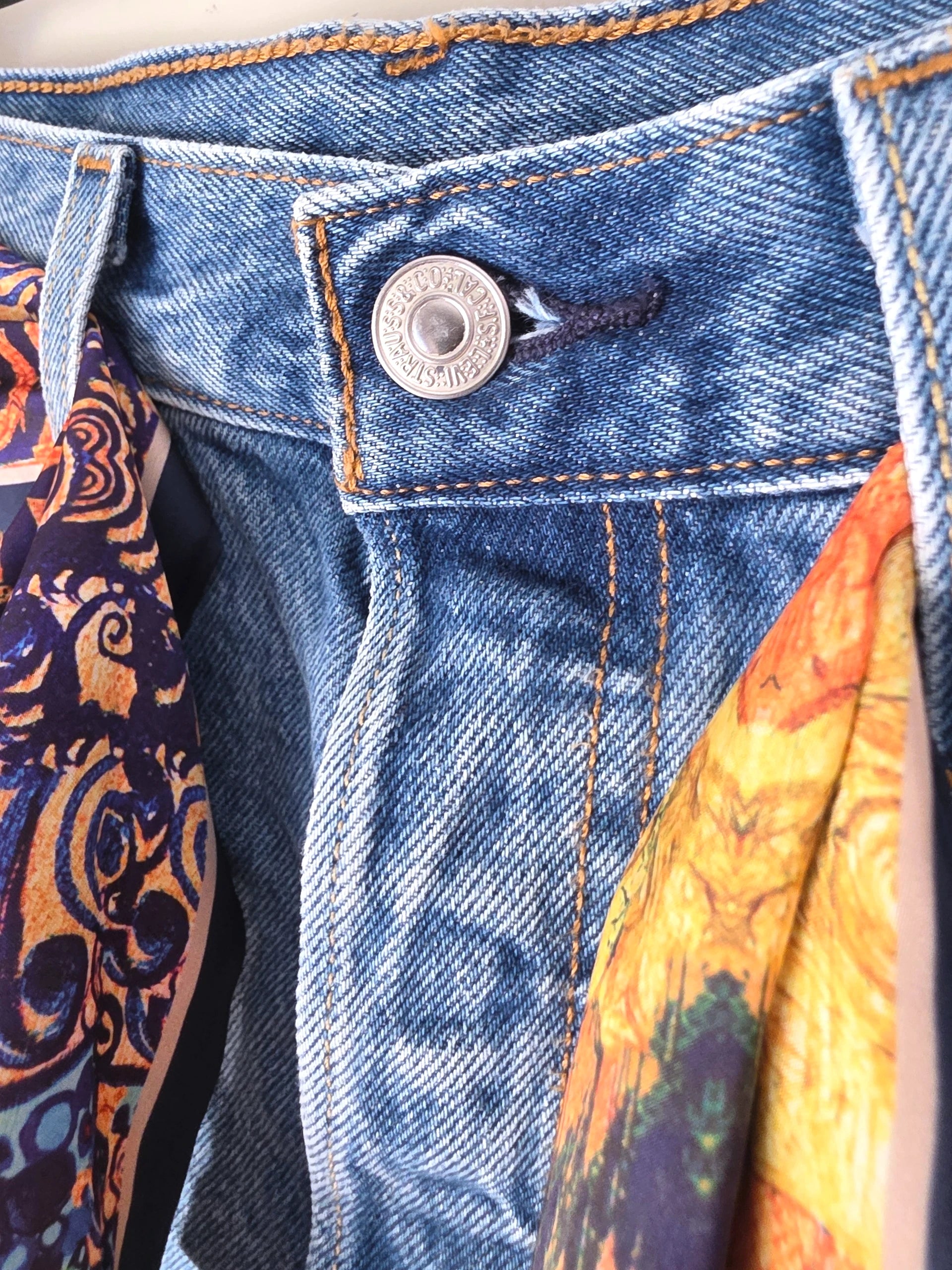 Short bleu destroy Levi's + ceinture tissu