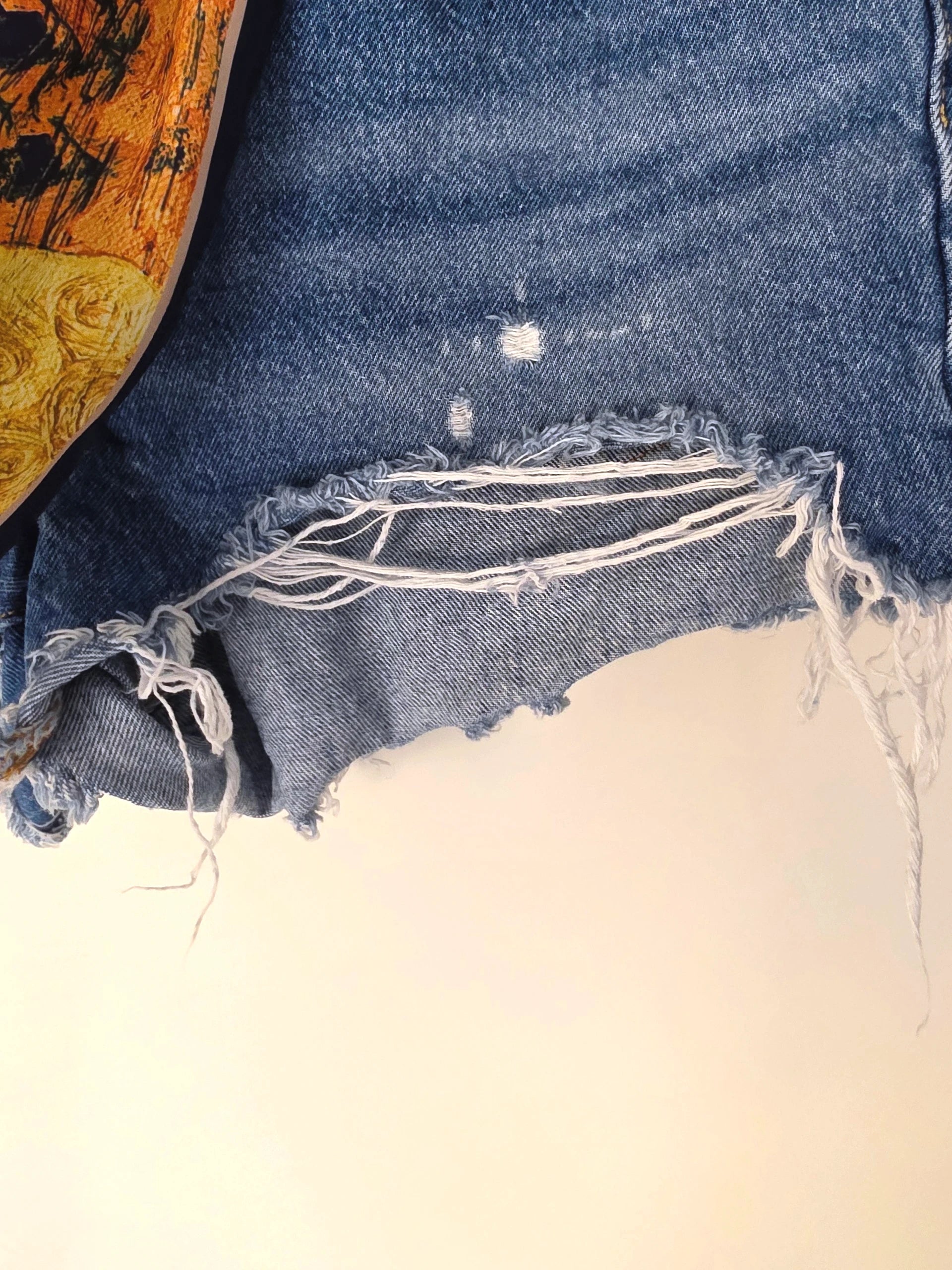 Short bleu destroy Levi's + ceinture tissu