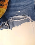 Short bleu destroy Levi's + ceinture tissu