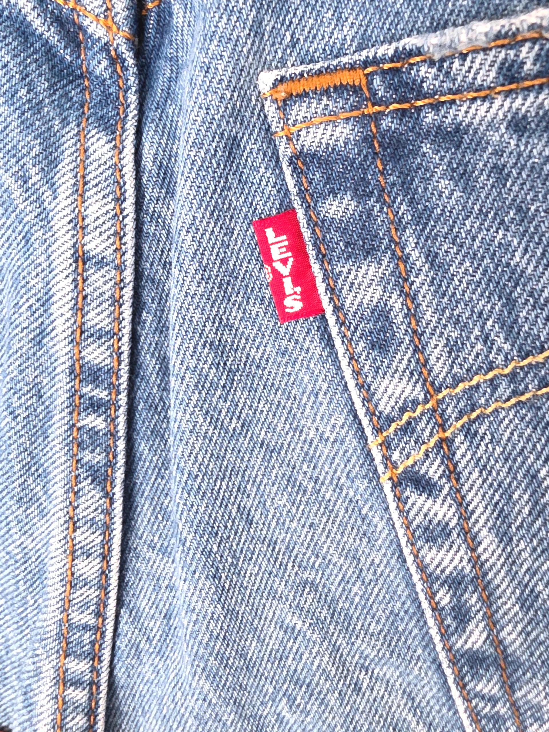 Short bleu destroy Levi's + ceinture tissu