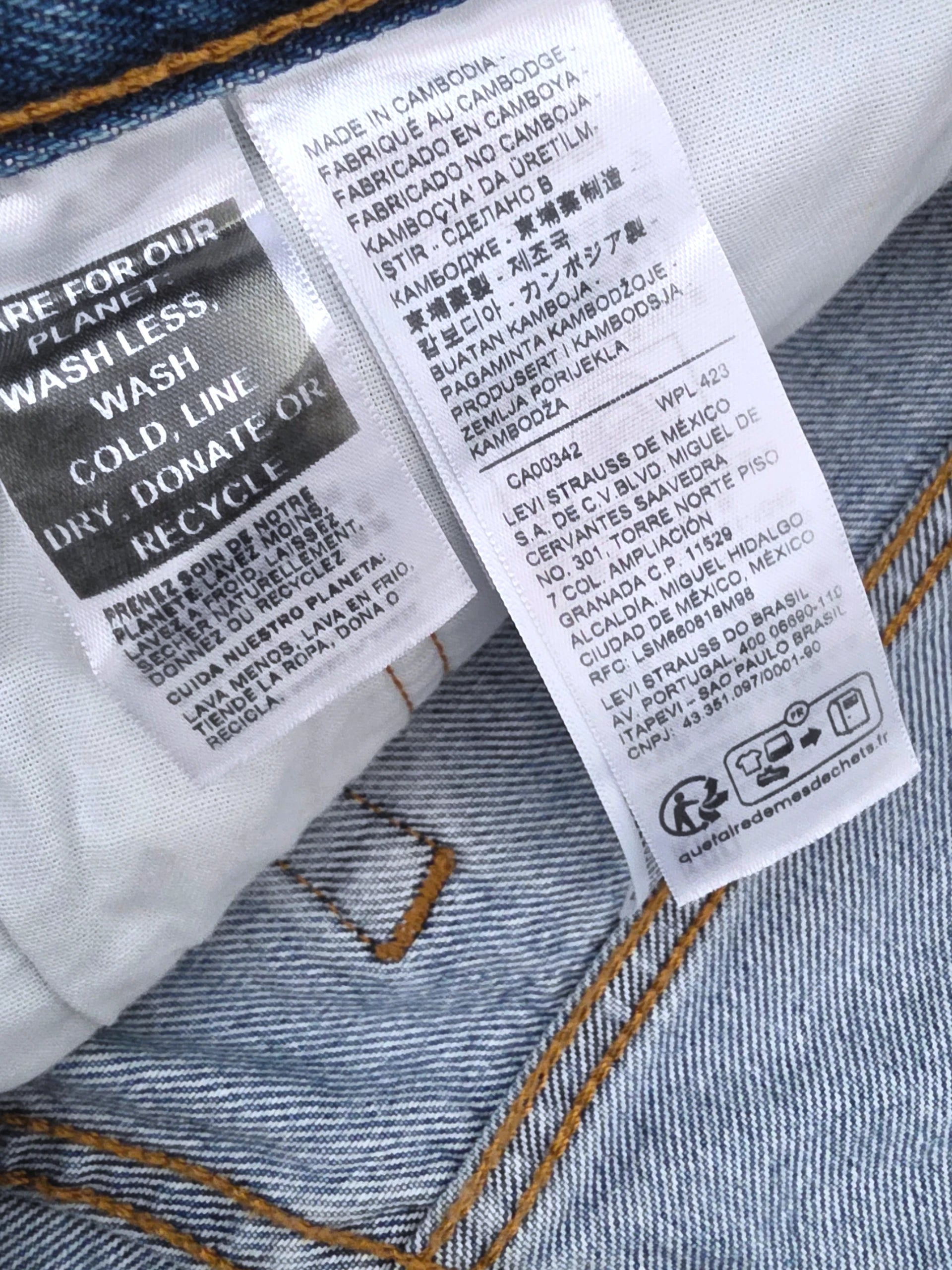 Short bleu destroy Levi's + ceinture tissu