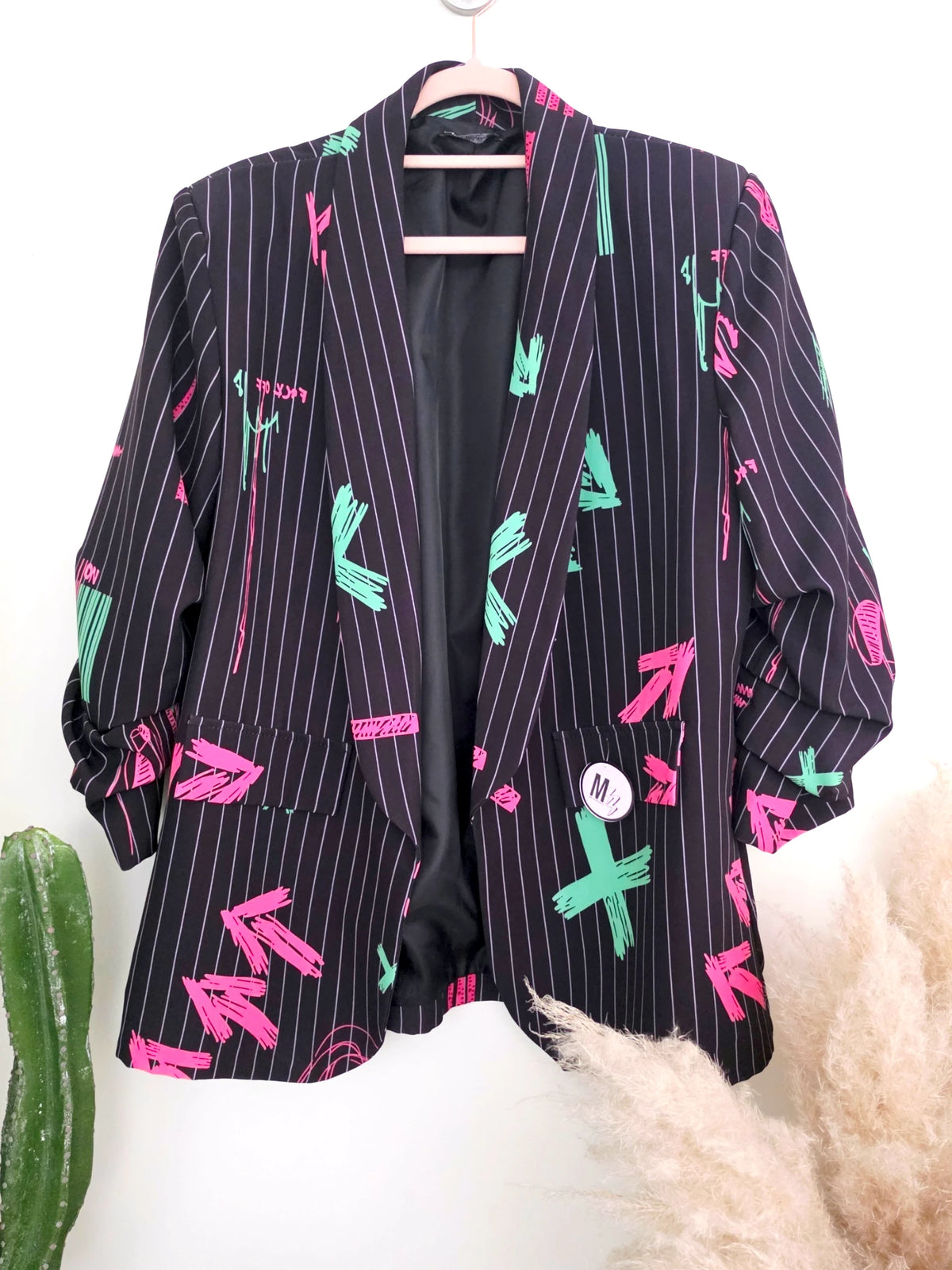 Blazer noir à tags fluo