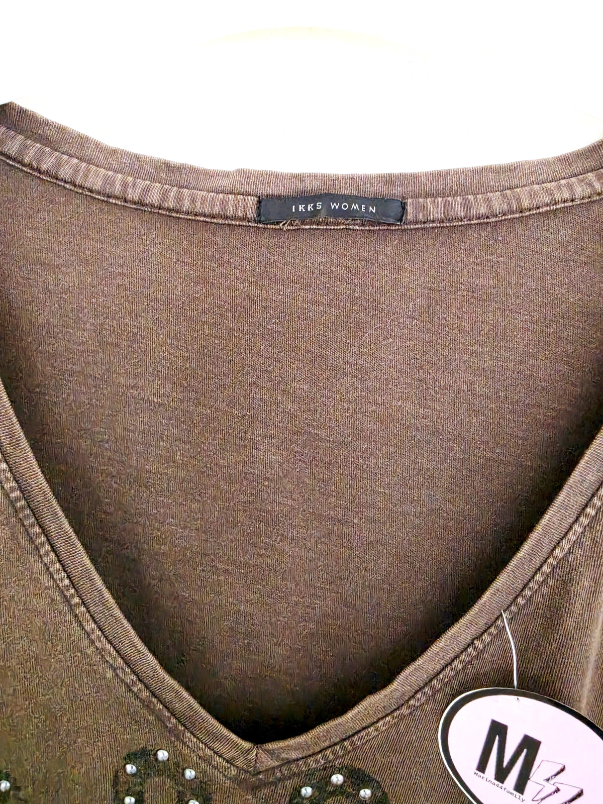 T-shirt kaki à inscriptions "rock" avec perles bijoux
