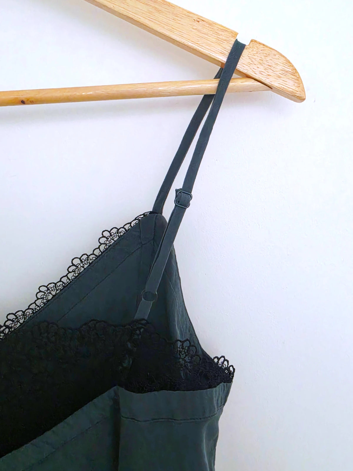 Débardeur vert à bordure en dentelle noire