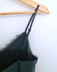 Débardeur vert à bordure en dentelle noire