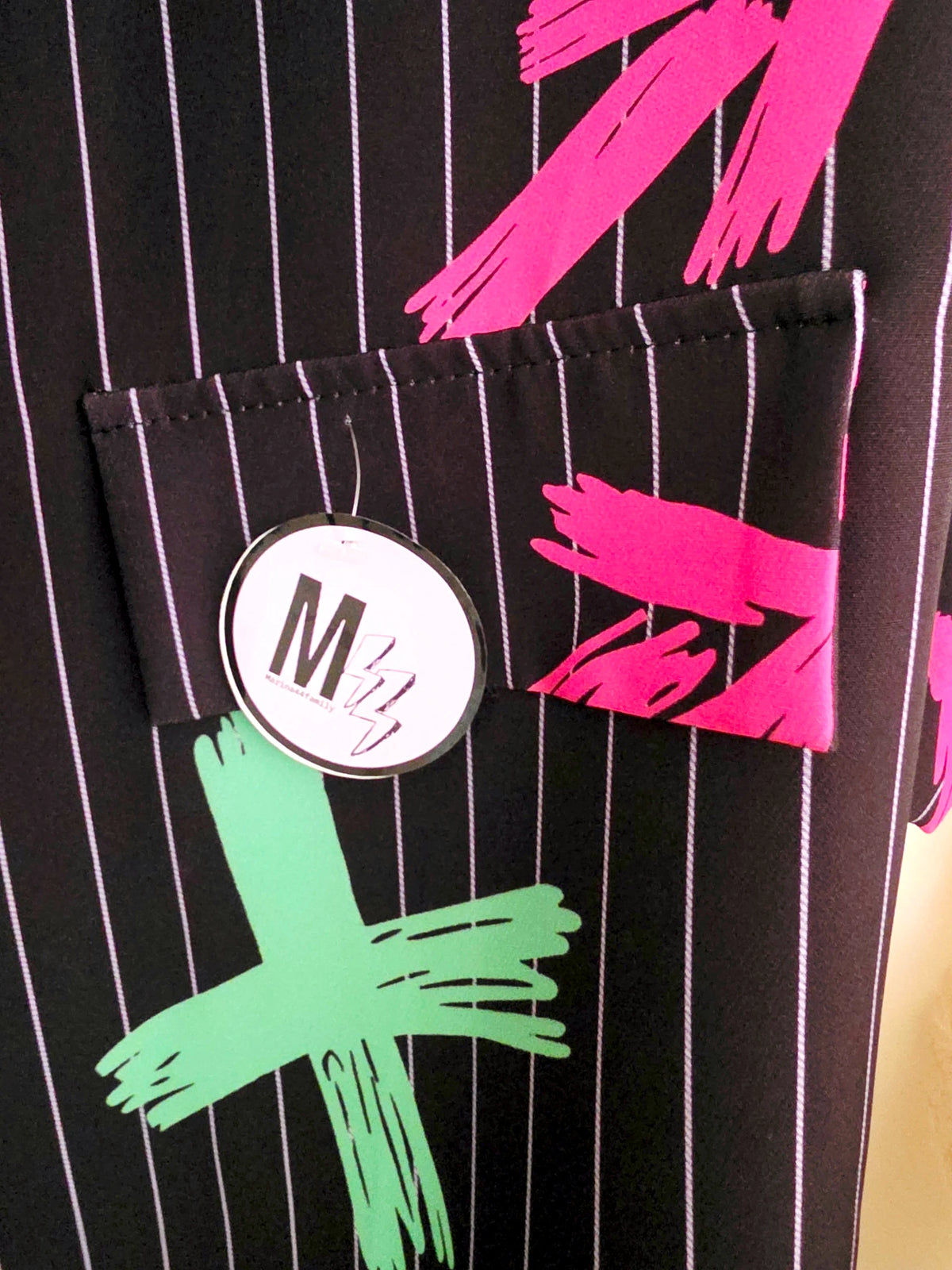 Blazer noir à tags fluo