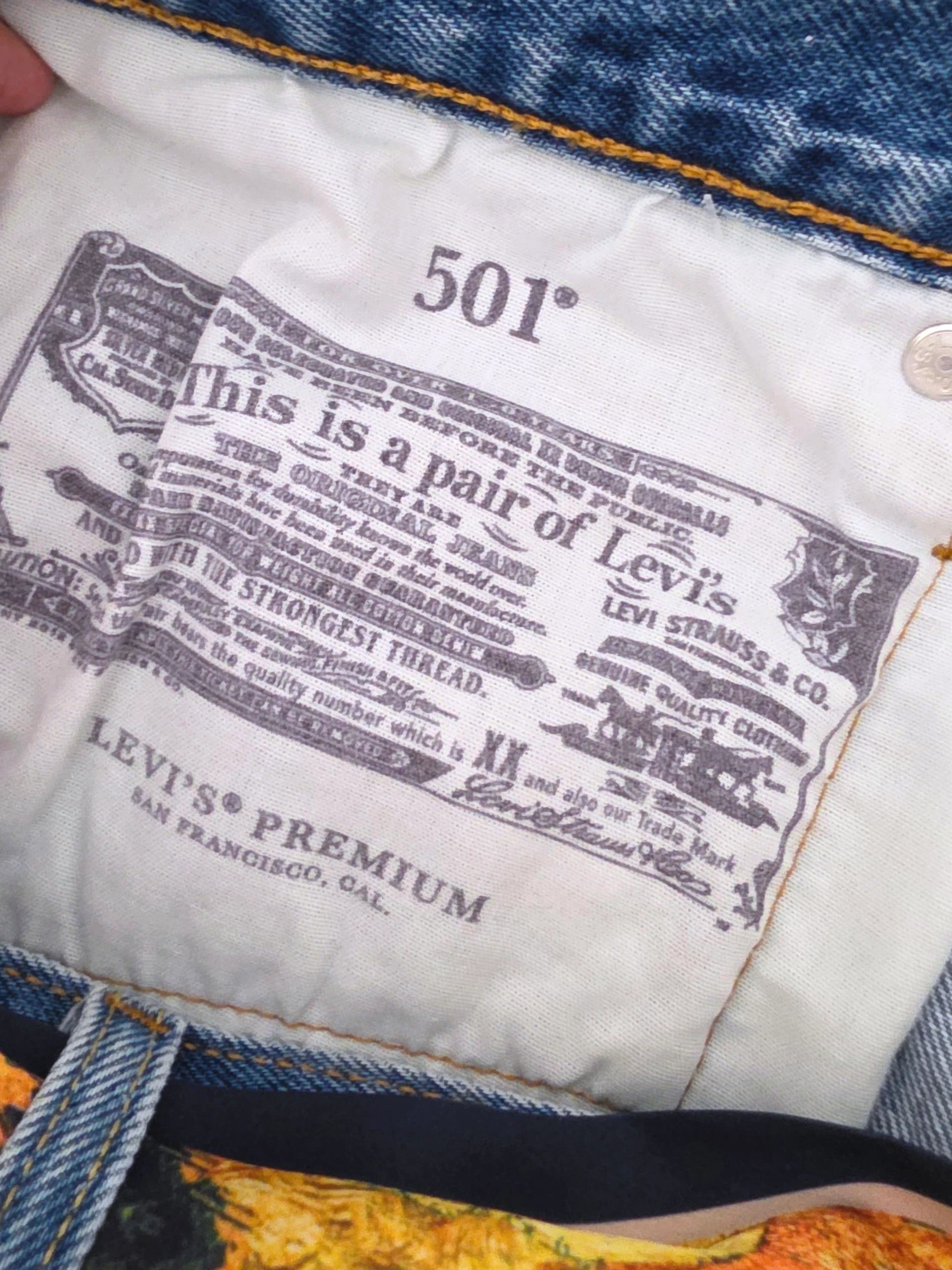 Short bleu destroy Levi's + ceinture tissu