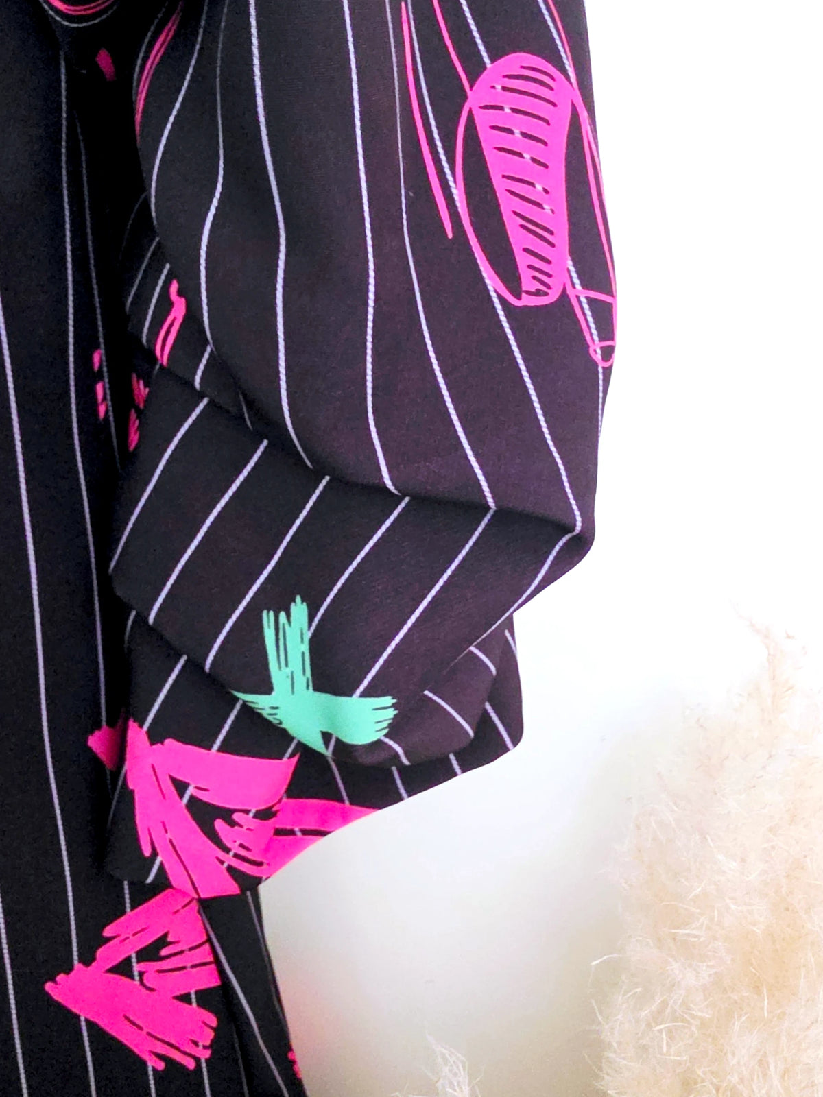 Blazer noir à tags fluo