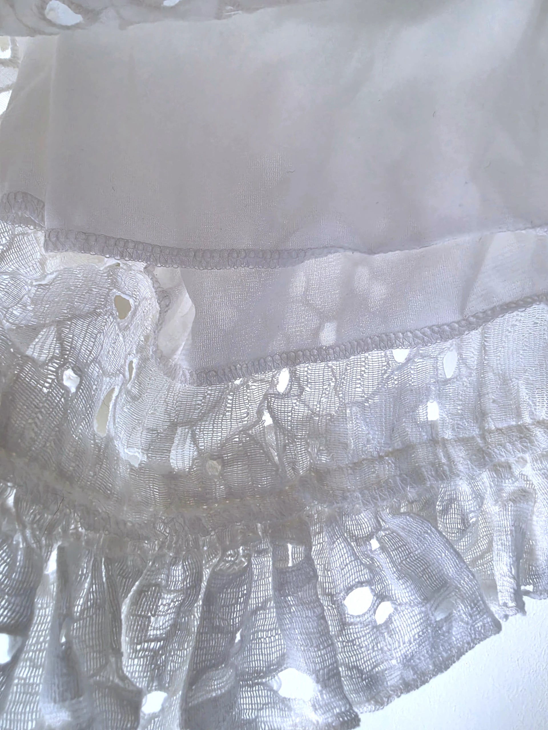 Ensemble blanc chemise + short à broderie anglaise