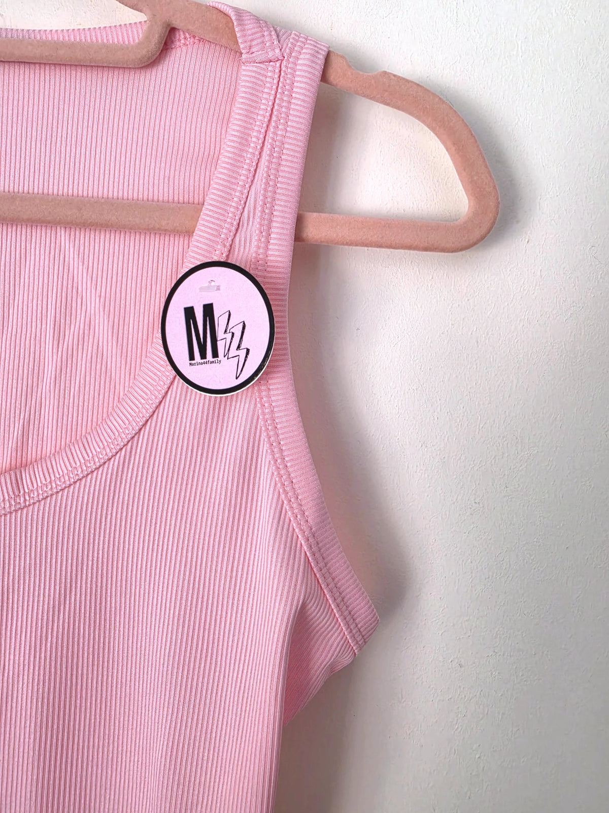 Débardeur rose à maille côtelée avec élasthanne - 𝐌𝐚𝐫𝐢𝐧𝐚𝟒𝟒𝐟𝐚𝐦𝐢𝐥𝐲