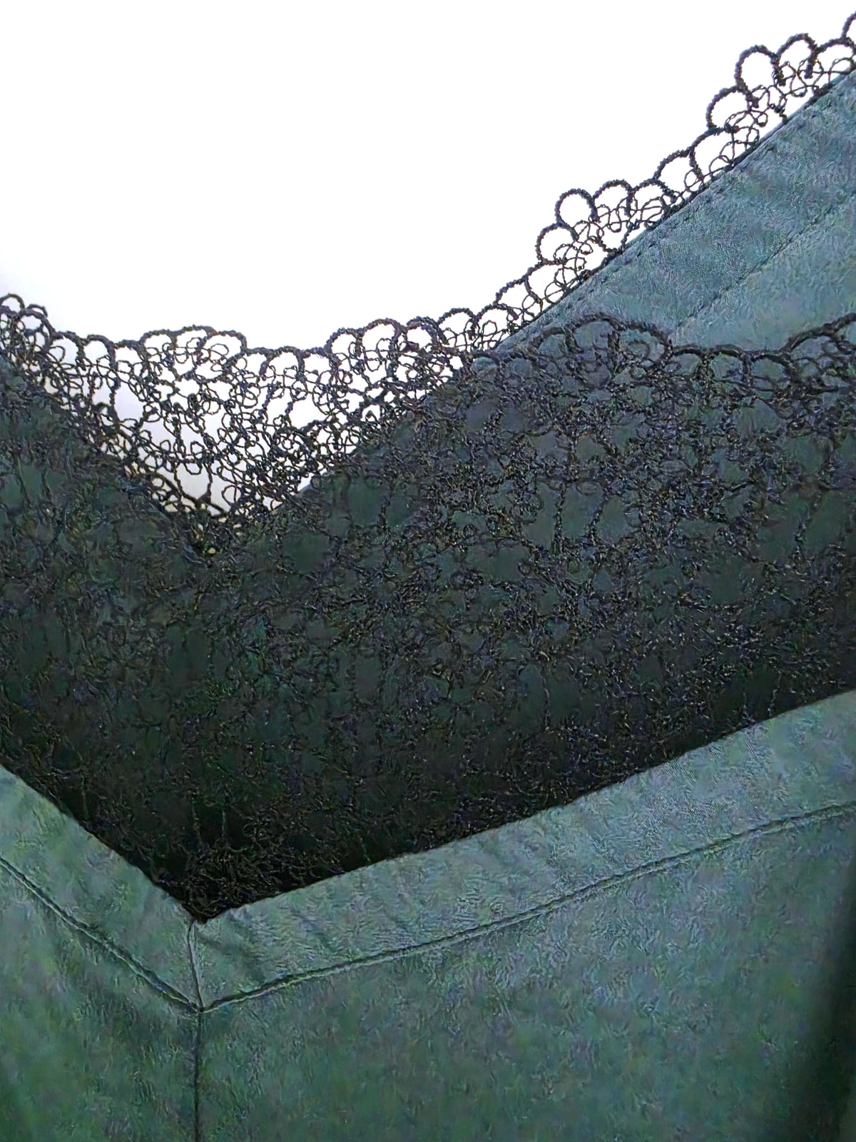 Débardeur vert à bordure en dentelle noire