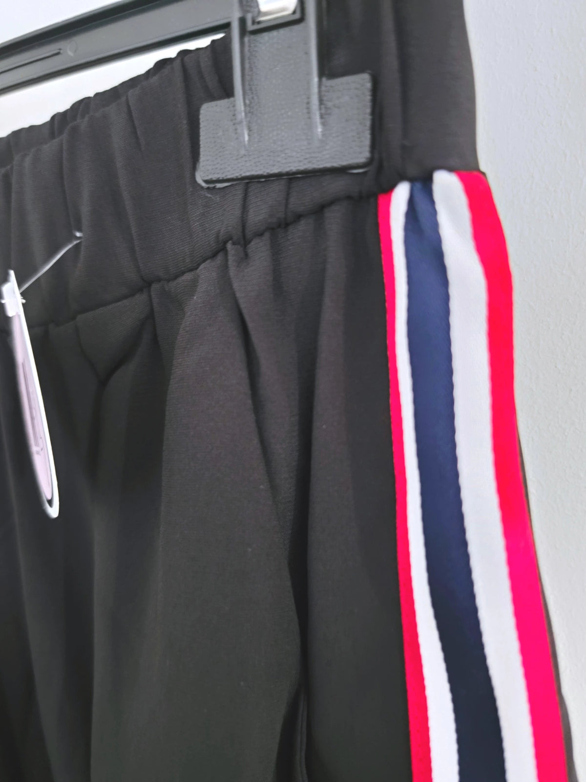 Pantalon noir à bandes latérales - 𝐌𝐚𝐫𝐢𝐧𝐚𝟒𝟒𝐟𝐚𝐦𝐢𝐥𝐲